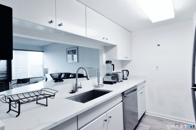 Building Photo - 127 Greyrock Pl