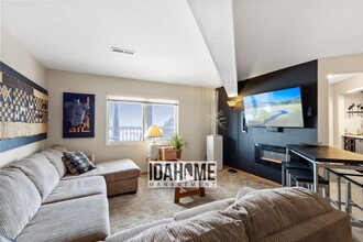 Building Photo - Upper Level of Beautiful Home