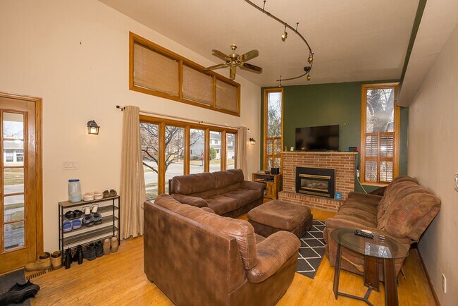 Building Photo - Great 4 Bedroom/2 Bath Home near UND!