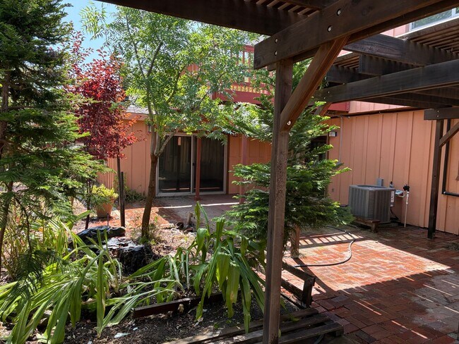 Building Photo - Beautiful West Davis home available in June