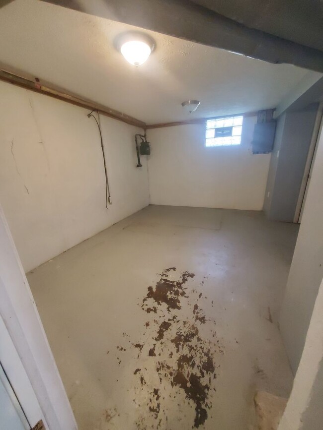 Building Photo - 2 Bed 2 Bath House with a One Car Garage