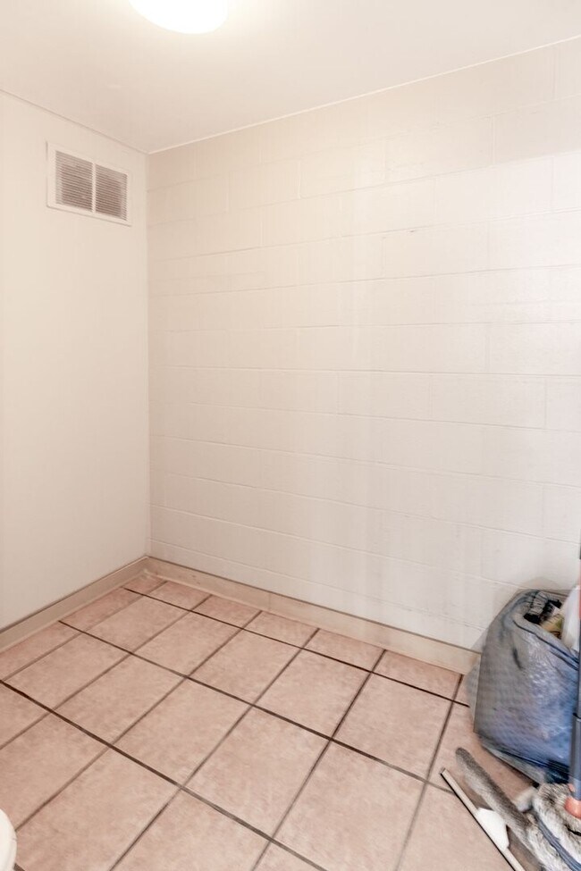 Building Photo - The Townhouse 1bd/1ba/1pk w extra large lanai