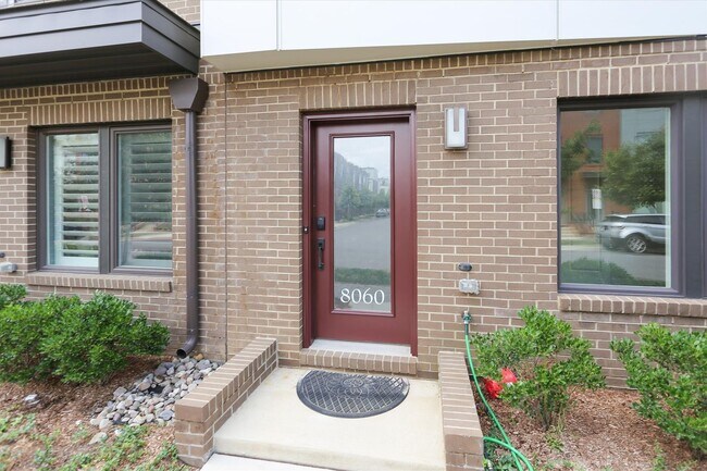 Building Photo - Luxury END-UNIT garage townhouse - 4BD/4.5BA!