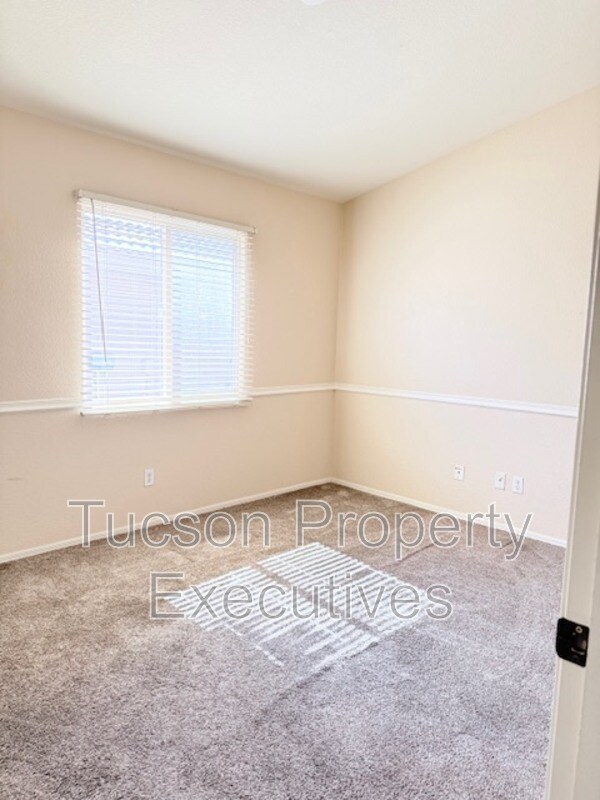 Building Photo - 13256 N Hammerstone Ln