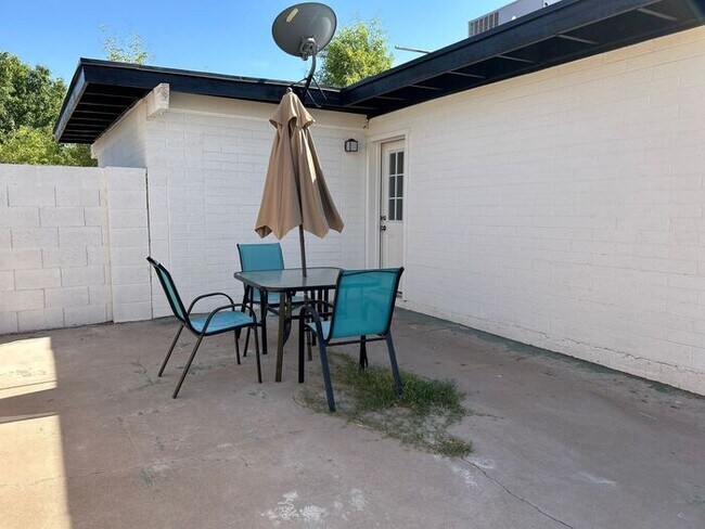 Building Photo - 1254 W Manhatton Dr