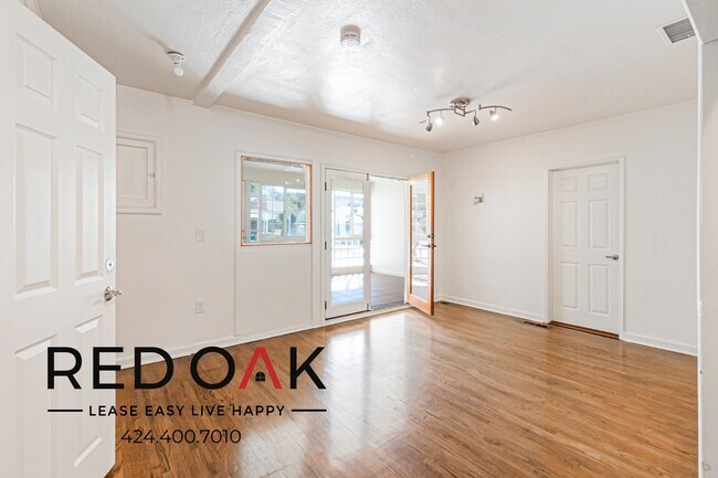 Building Photo - 2132 Cove Ave