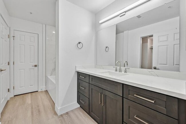 Building Photo - Beautifully Upgraded Park Avenue Condo Ava...