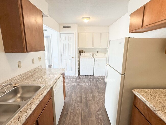 Building Photo - COMING SOON! West Oaks 2 Bed/1 Bath Second Floor Apt in Newcastle!