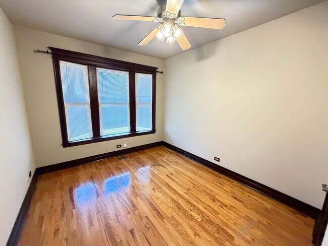 Building Photo - 2113 W North Ave