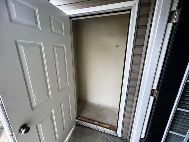 Building Photo - Greensboro 2 Bedroom, 2 Bathroom Condo