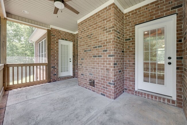 Building Photo - Beautiful 3 bedroom 2 bath Ranch with Bonu...
