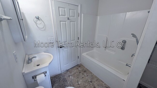 Building Photo - Cozy 2 Bed House with Deck & Yard