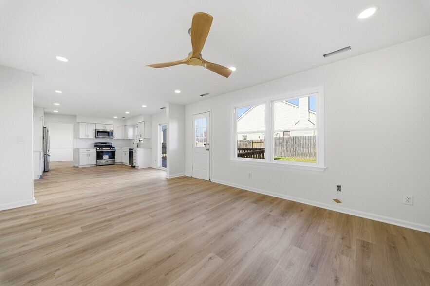 Building Photo - 4732 Brompton Dr