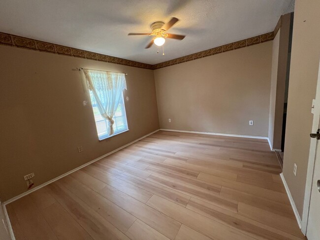 Building Photo - $1,695 ** Annual Lease ** 3 Bedroom / 2 Ba...