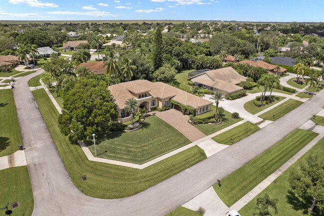 Building Photo - 15385 Meadow Wood Dr