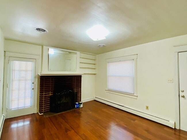 Building Photo - Adorable 2bdrm/1bth Bungalow Conveniently Located in Richmond's Historic Churchill!!