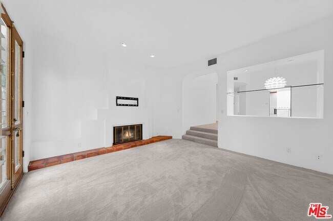 Building Photo - 15500 Sunset Blvd