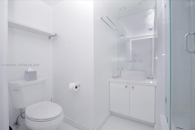 Building Photo - 2555 Collins Ave