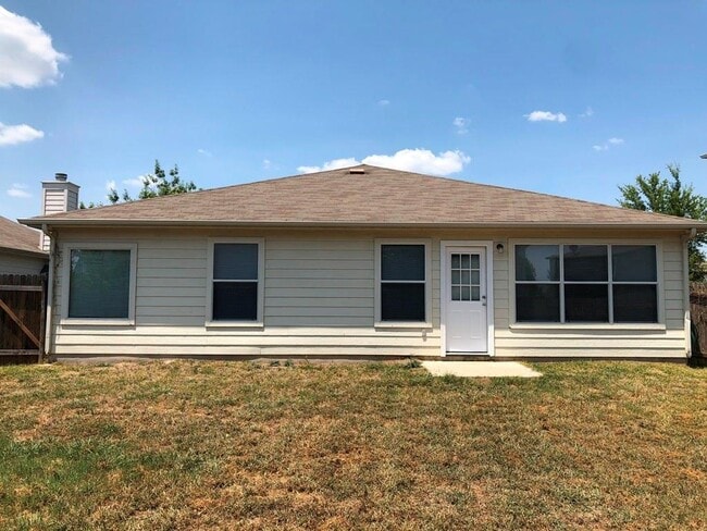 Building Photo - 376 Spruce Dr