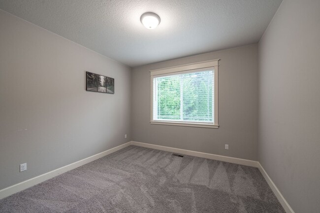 Building Photo - 9965 SE Taggart St