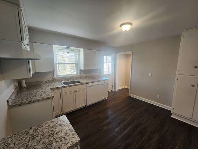 Building Photo - Updated 3 bedroom 1 bath in Shively! Excellent location!