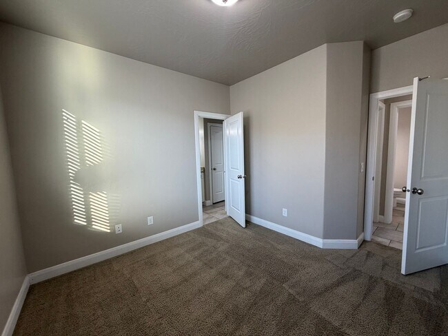 Building Photo - 469 E Barcelona Dr