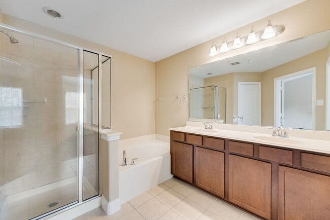 Building Photo - Luxury 3 Bedroom Townhome