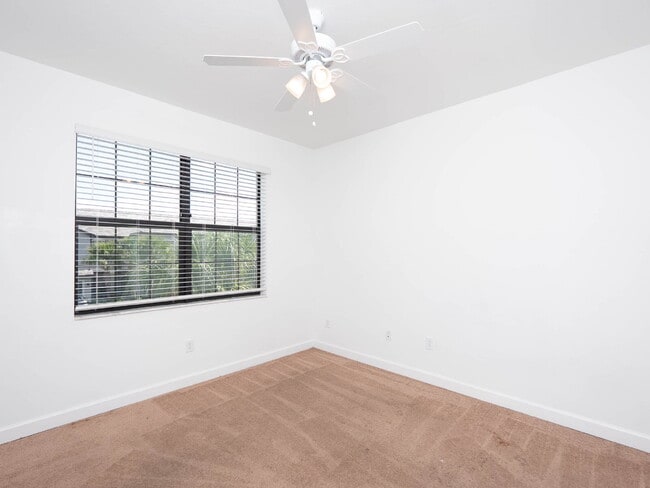 Building Photo - Newer-construction townhome in the highly desirable Lorraine Lakes