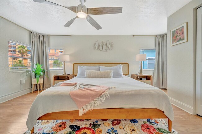 Building Photo - 483 E Shore Dr