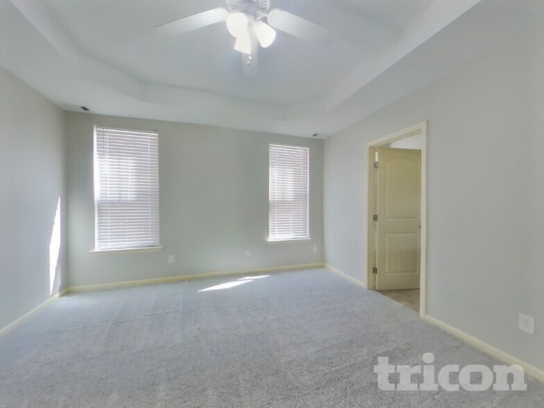 Building Photo - 1422 Collins Dr