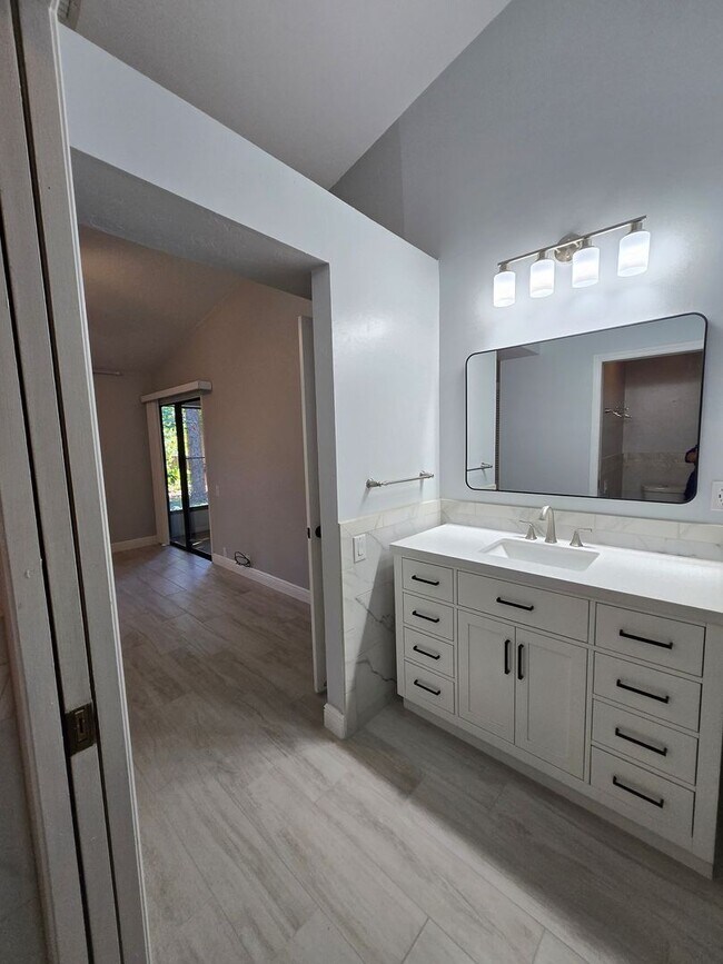 Building Photo - Beautiful and spacious remodeled unit