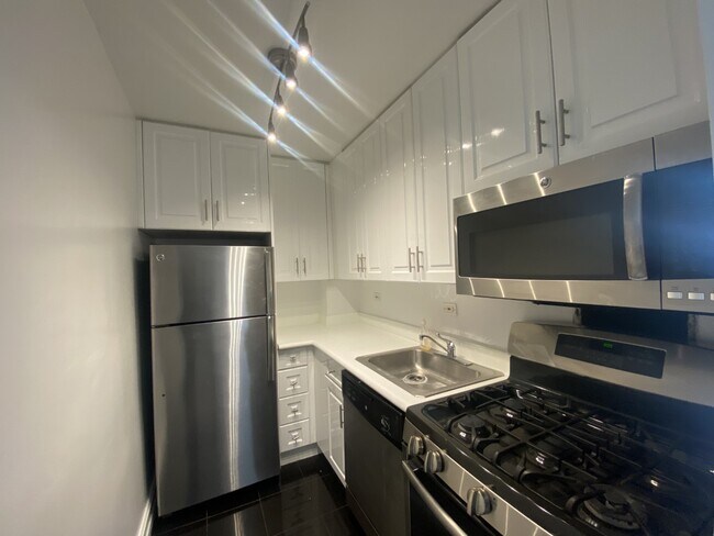 Building Photo - 864 8th Ave