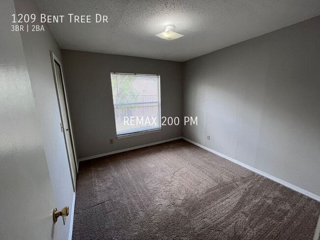 Building Photo - 1209 Bent Tree Dr
