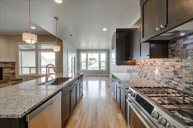 Building Photo - Beautiful Home in Desired Hazelwood Subdiv...