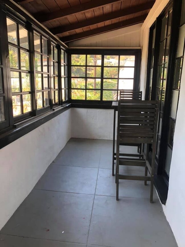 Enclosed side patio - 2568 N Beachwood Dr