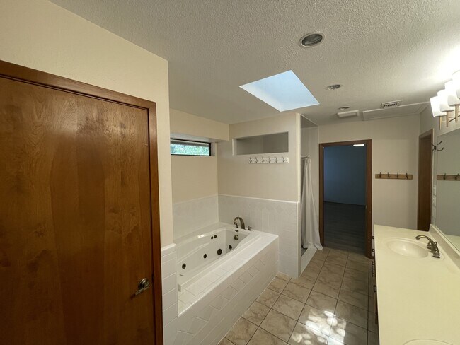 Building Photo - 1214 Timber Bay