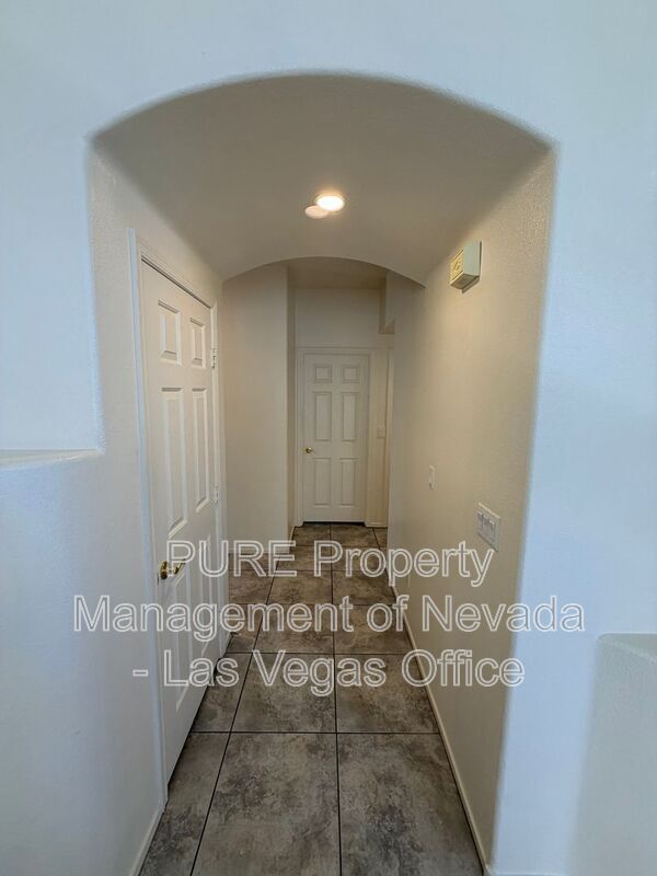 Building Photo - 925 Lexington Cross Dr
