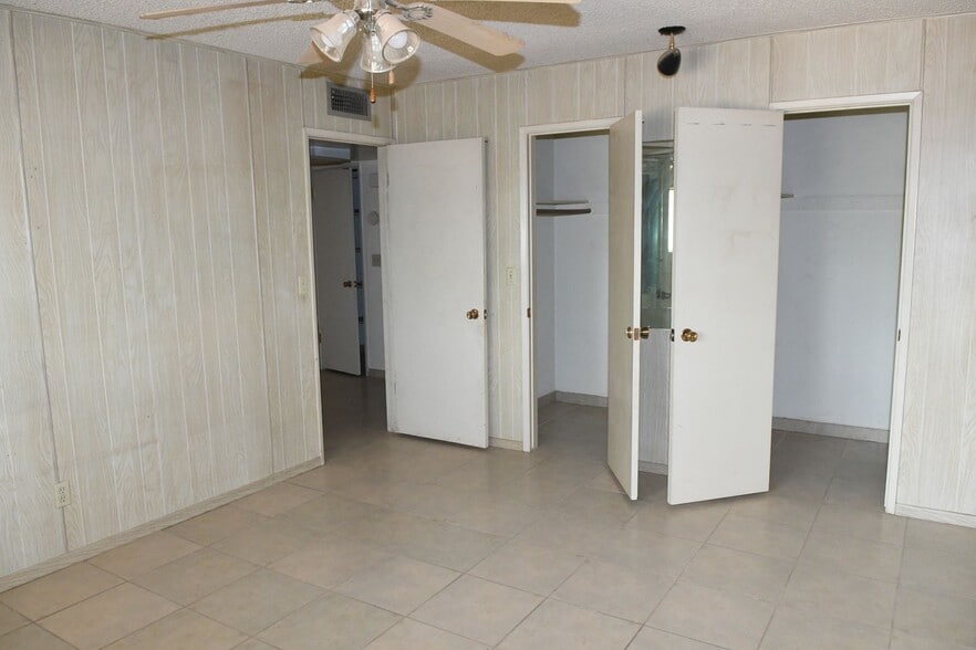 Building Photo - 3165 W Altadena Ave