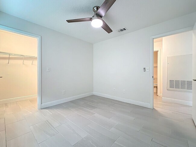 Building Photo - 2580 Grassy Point Dr