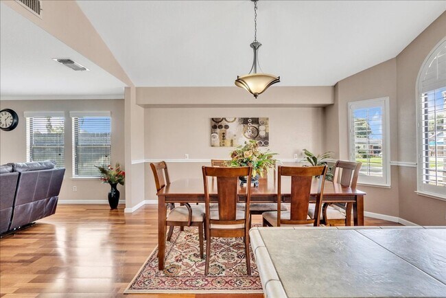 Building Photo - This home is loaded with upgrades and space in North Hanford.  Call today!