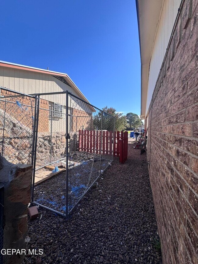 Building Photo - 701 Porras Dr