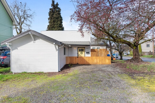 Building Photo - 838 SE Tacoma St