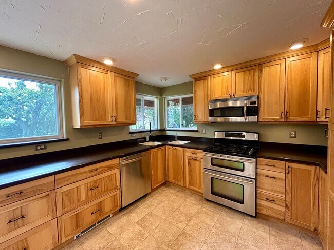 Building Photo - 3 Bedroom Home on Two Acres