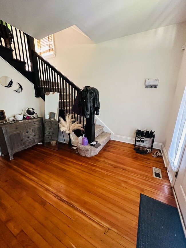 Building Photo - Beautifully Renovated 3bdrm/2.5bth Home Located in Richmond's North-side w/Balcony!