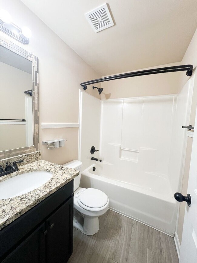 Building Photo - 2 Bedroom 1.5 Bathroom Townhome