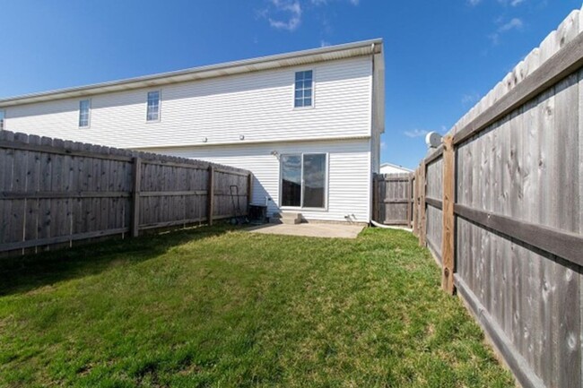 Building Photo - Two Bedroom and 1.5 Bathroom Townhome with...