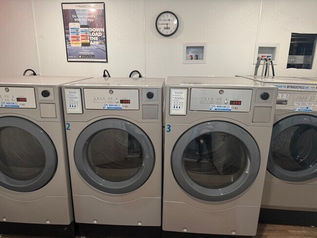 Building Photo - NOW LEASING! Renovated 1 bed, 1 bath avail...