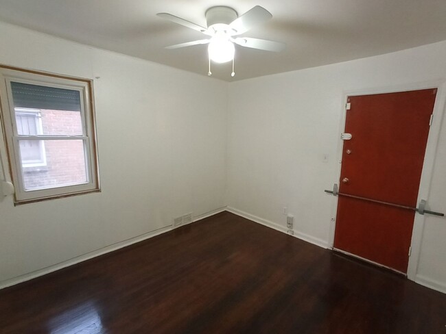 Building Photo - 3 bedroom 1 bathroom on the Westside NOW A...