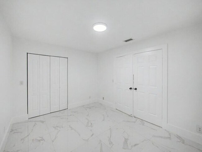 Building Photo - 8464 Lake Worth Rd