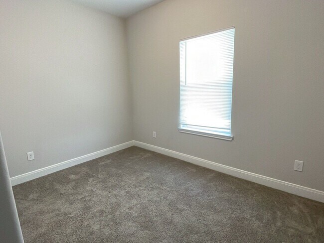 Building Photo - 832 Elkhart St